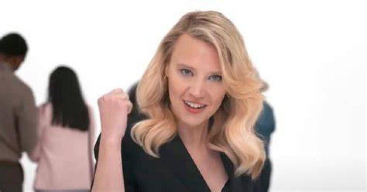 Kate McKinnon in verizon commercial